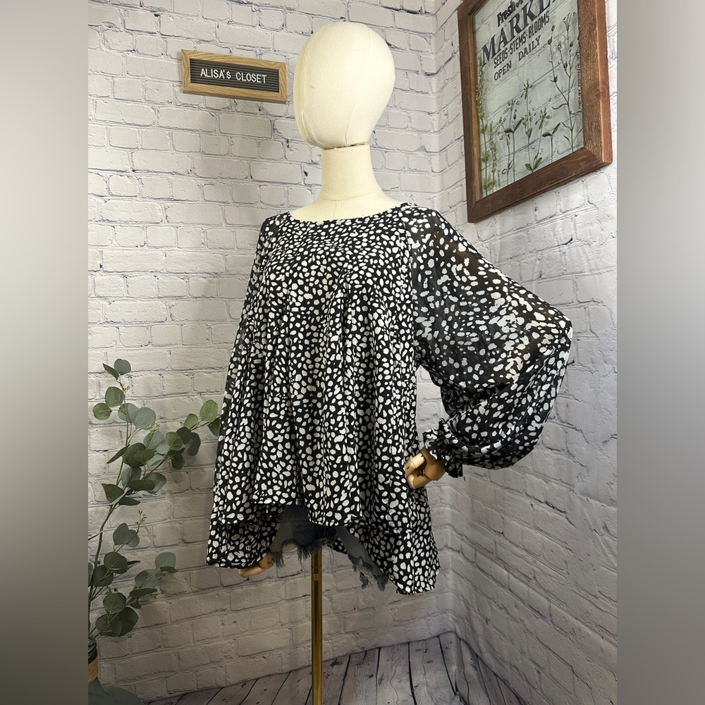 Umgee Women's Dalmation Print Balloon Ruffle Sleeve Tunic top